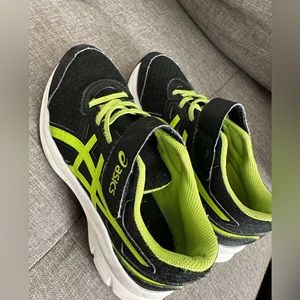 Kids ASICS size 1